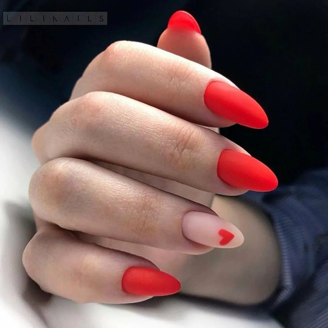 Красный матовый маникюр 2023. Красный матовый маникюр 2023. Красные матовые ногти. Красный матовый френч миндаль. Красный матовый маникюр миндаль.