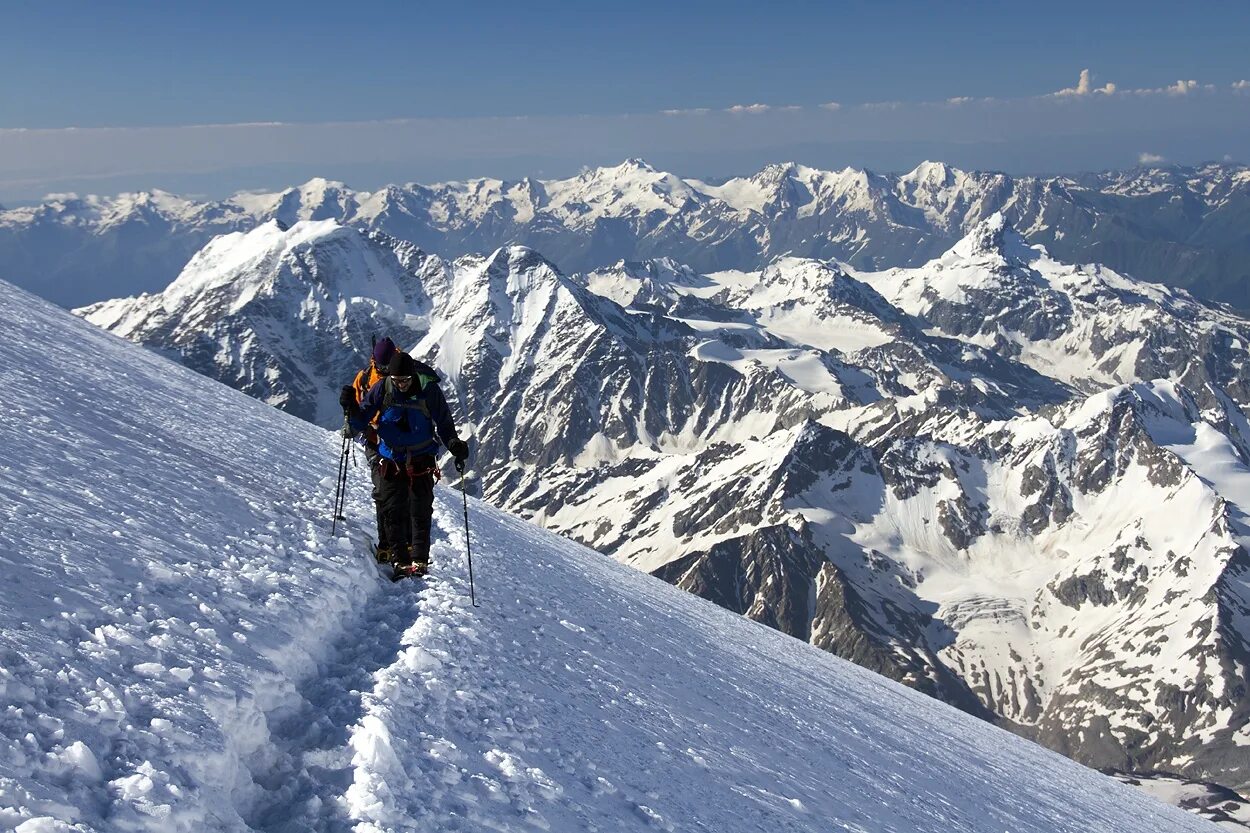 Какая самая высокая точка европы. Гора Эльбрус альпинисты. Эльбрус покорение вершины. Альпинисты на Эльбрусе. Восхождение на Эльбрус.