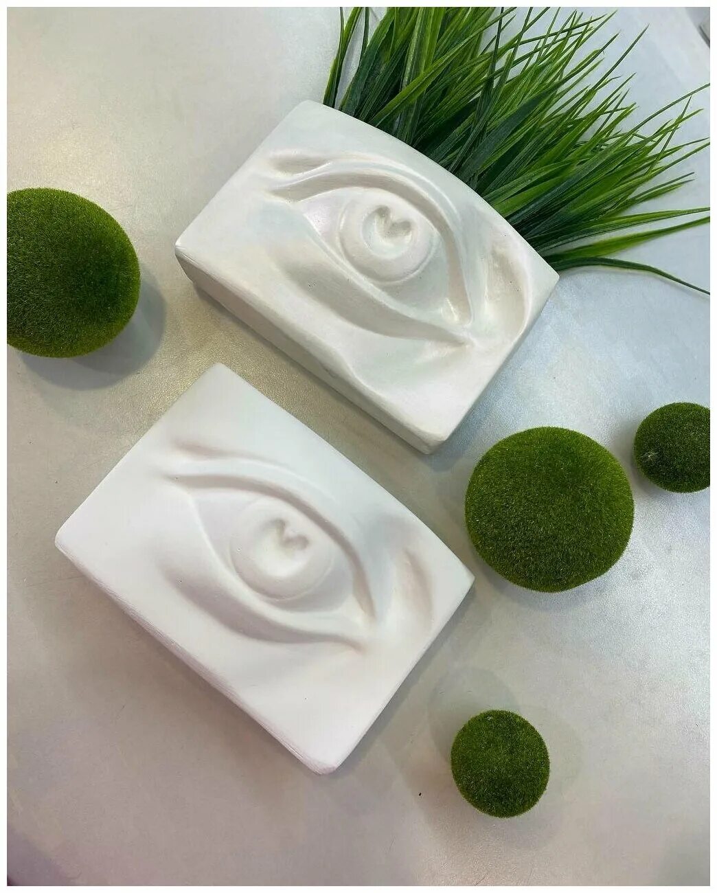 милый цветочный горшок. фигурное кашпо. анютины глазки в кашпо на балконе. кашпо глаз. виола ампельная.