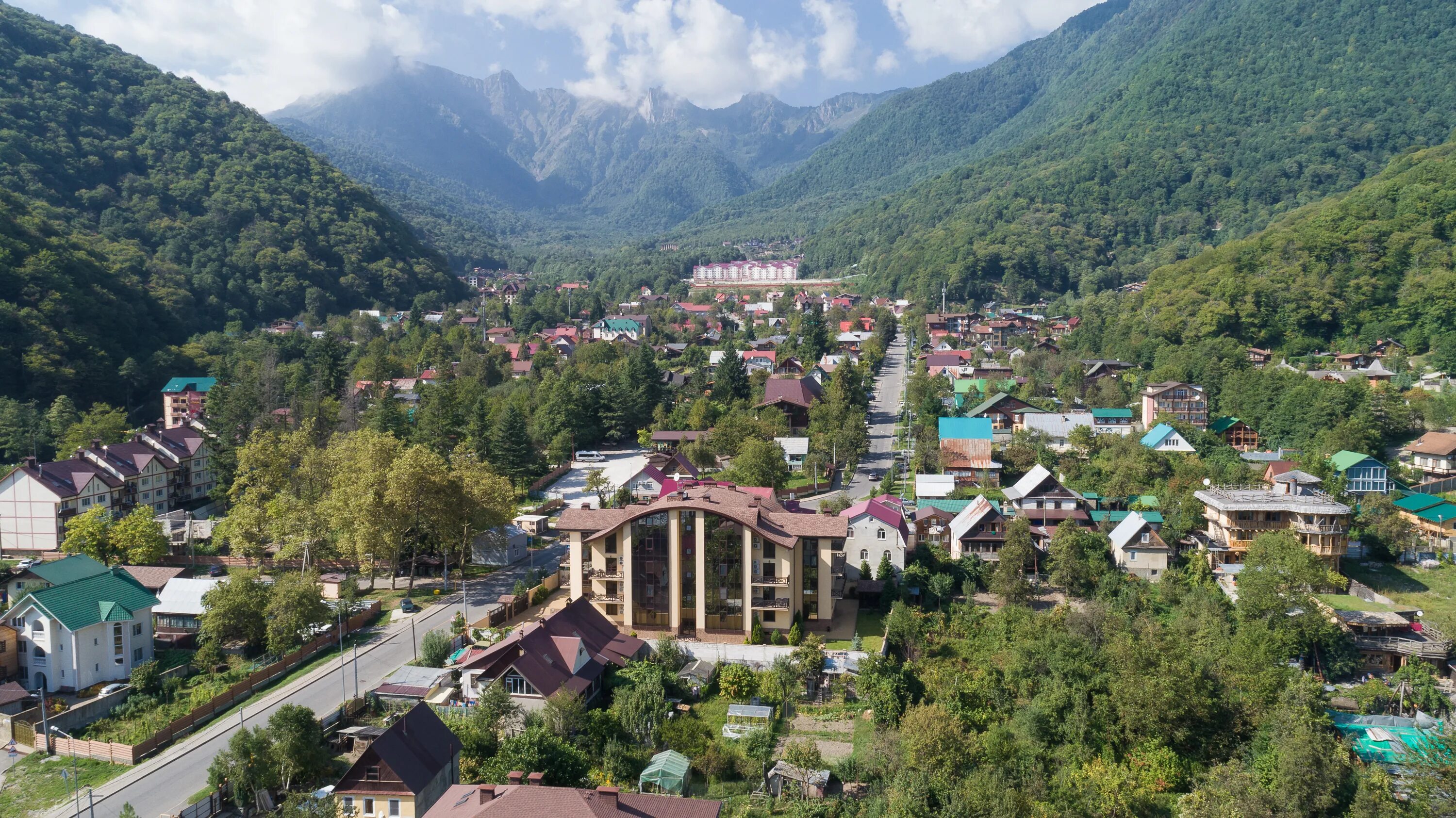 Поселок красная поляна краснодарский край. Красная поляна поселок городского типа. Красная поляна поселки городского типа краснодарского края. Поселок красная поляна краснодарский край. Красная поляна поселок городского типа.