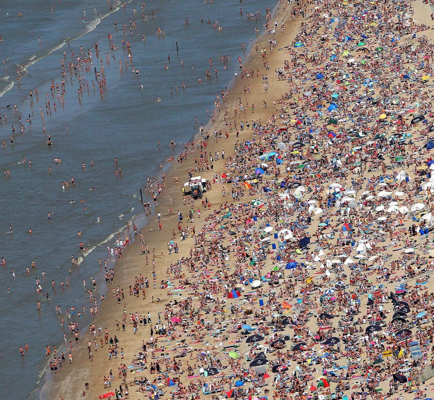 Где мало народу. Переполненные пляжи. Куча людей на пляже. Много людей на пляже. Куча народу на пляже.