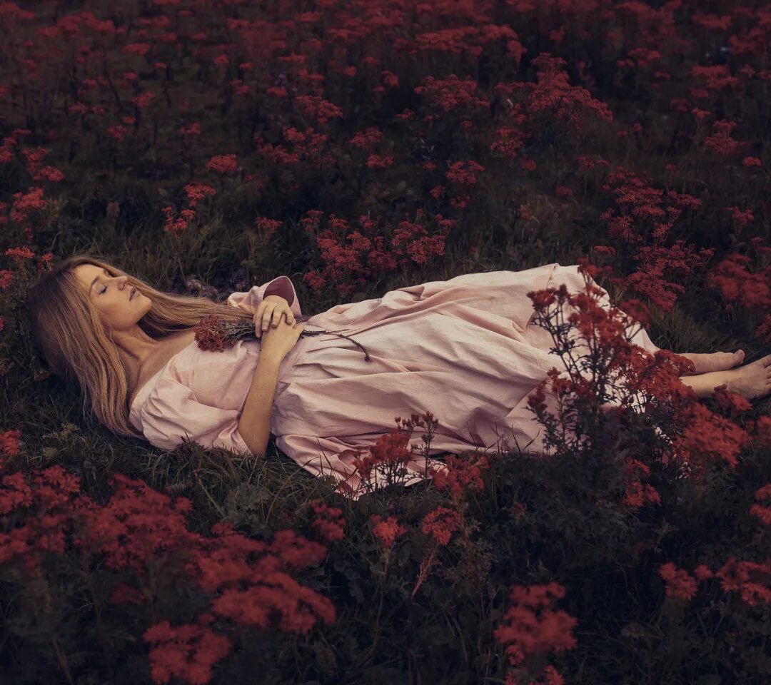 Большие цветы во сне. Девушка в платье лежит Эстетика. Девушка лежит Эстетика.