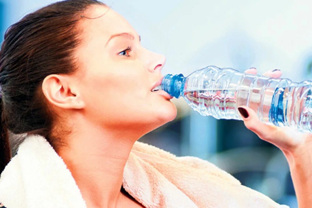 Польза минеральной. Пить воду. Правильное питье воды. Здоровый питьевой режим воды. Пить много воды.