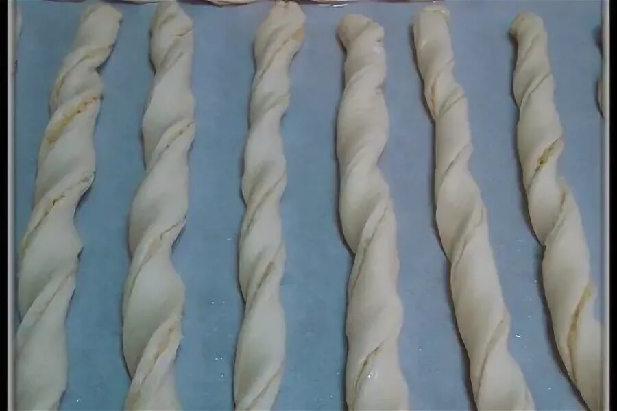 Колбаска в тесте. Пирог с творогом улитка. Пирог спираль. Булочка с корицей. Ст.