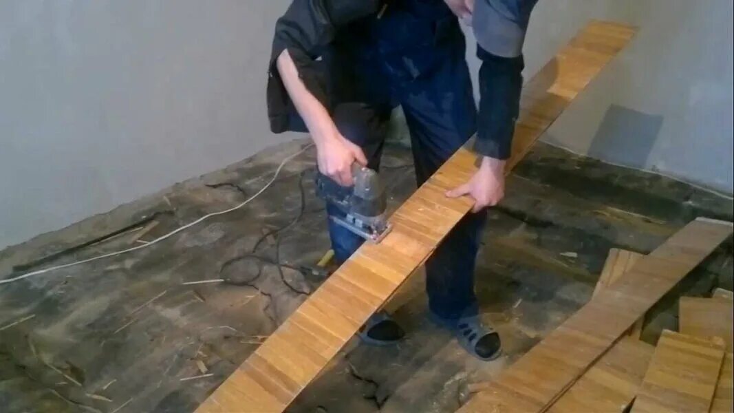 Демонтаж полов досок. Демонтаж досчатого пола. Демонтаж паркета. Демонтаж деревянного пола в хрущевке. Демонтаж старого деревянного пола.