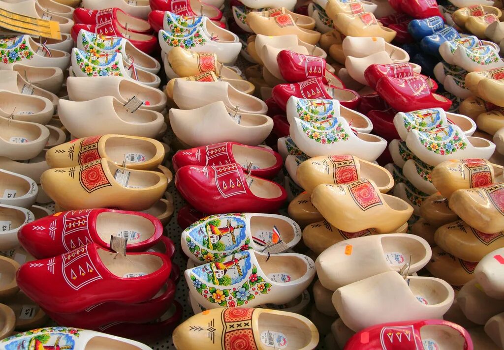 Klomp деревянные башмаки голландия. Деревянные калоши. Как называется башмак. Сабо башмаки. Берцы скинхедов.