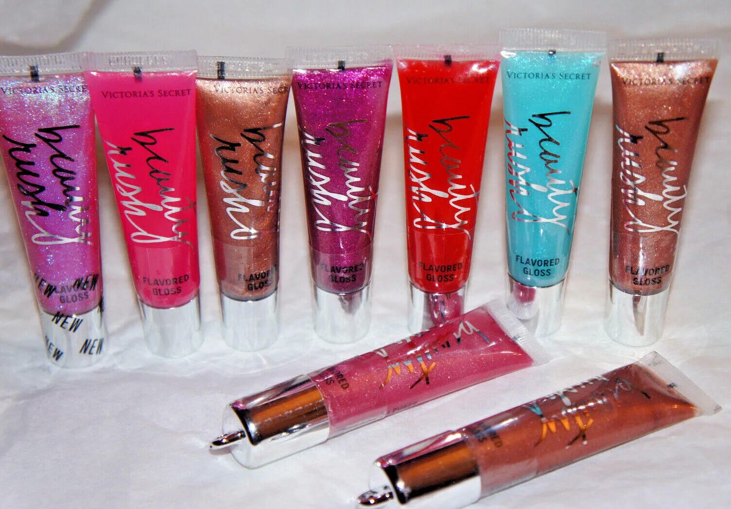 Популярный блеск для губ. Lip Gloss блеск для губ. Victoria Secret блеск для губ. Губы с блеском прозрачным.