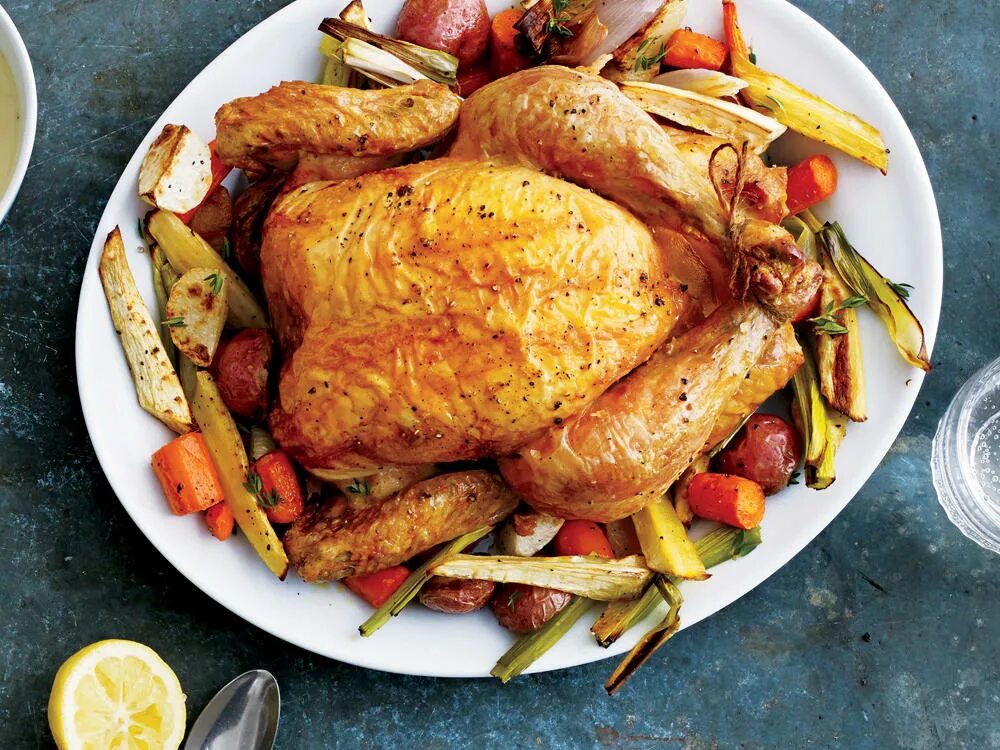 Рецепт жареной кур в. Гарнир к курице. Курица гриль. Курочка с гарниром. Гарнир к жареной курице.