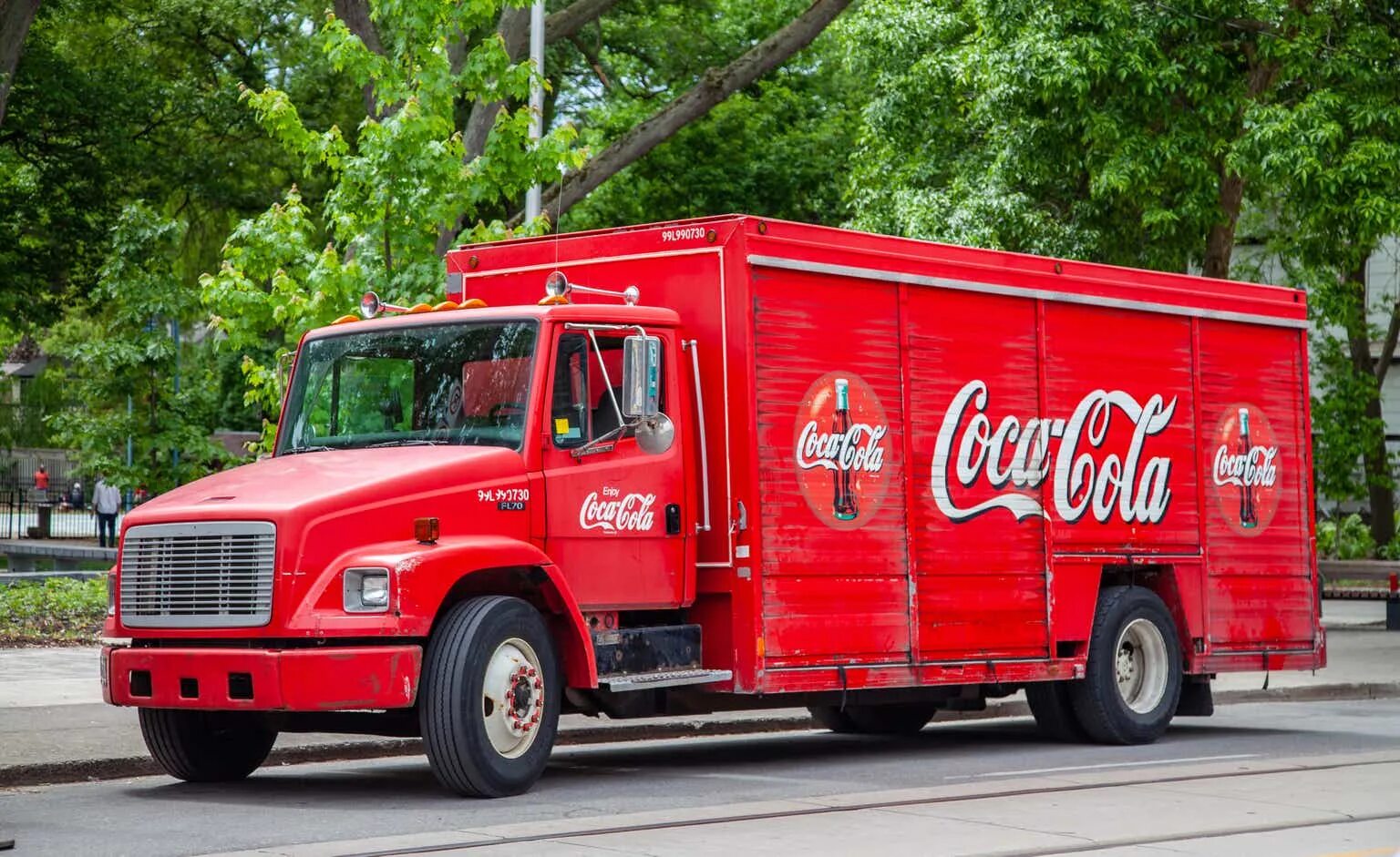 Coca cola грузовик сбоку. Грузовик coca cola. Машина кола. Грузовик coca cola. Coca cola завод.