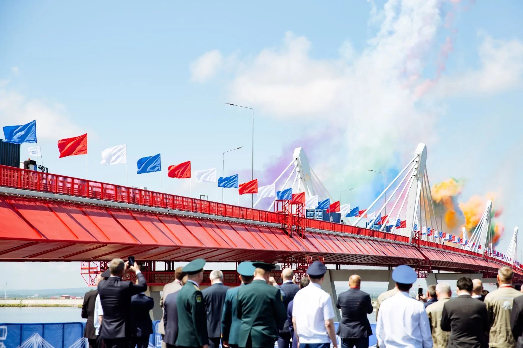 Мост Благовещенск Хэйхэ. Мост Хабаровск Китай. Пограничный мост Благовещенск Хэйхэ. Российско китайская граница Благовещенск. Россия граничит с китаем через реку