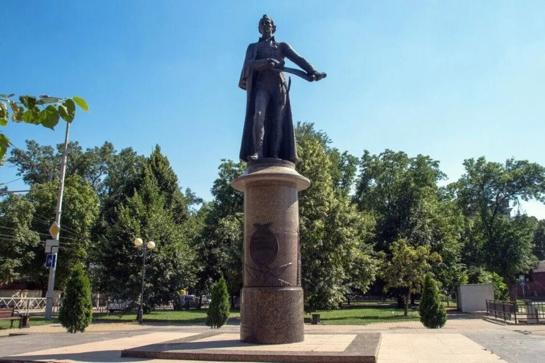 Какому великому полководцу установлен данный памятник. Памятник суворову в краснодаре. памятник а в суворову г краснодар. памятник александру суворову в краснодаре. памятник полководцу суворову анапа.