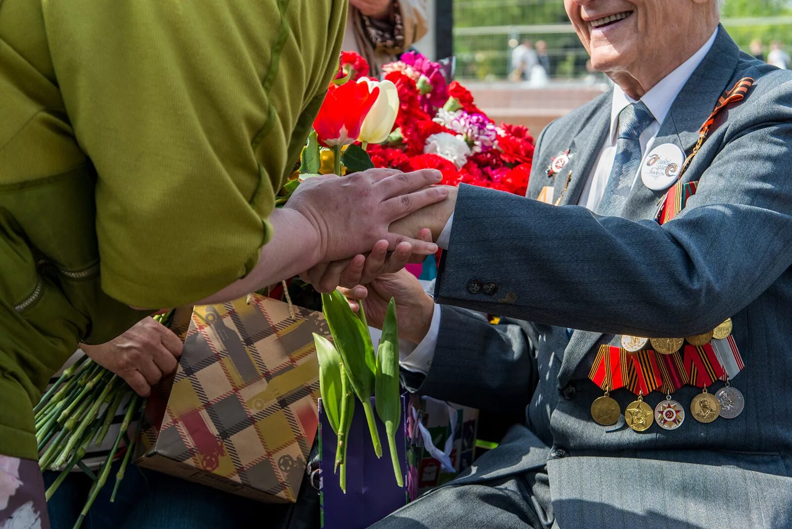 Добавка ветеранам. День Победы ветераны. Ветераны войны и труда. Поддержка ветеранов. Поддержка ветеранов ВОВ.