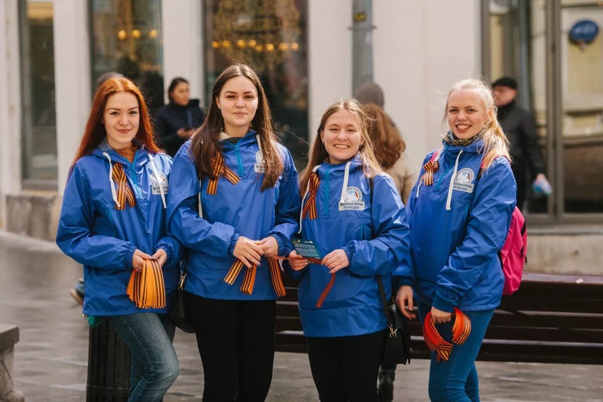 Одежда волонтеров. Форма волонтеров Победы. Атрибуты волонтеров. Волонтеры Победы экипировка. Жилетки волонтерские.