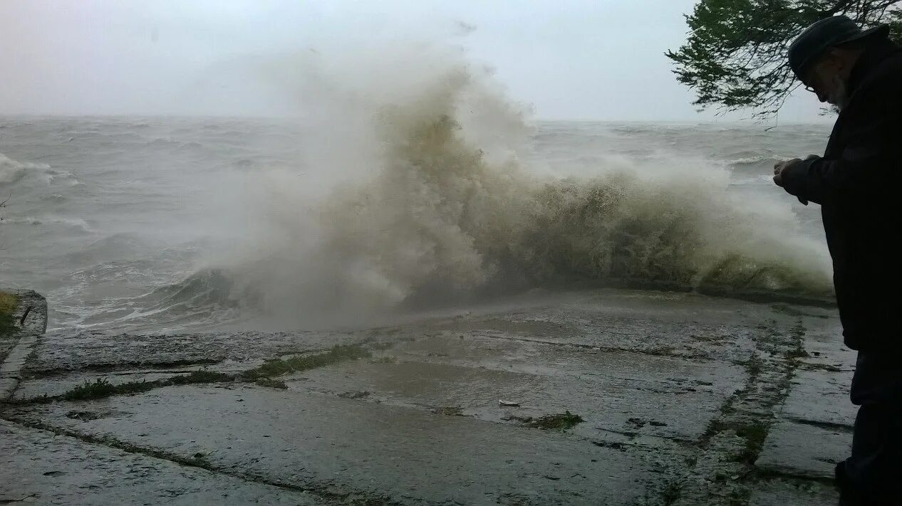 Сирена в таганроге. Шторм в Таганрогском заливе. Нагон воды в Таганроге. Южно-Курильск штормовой нагон. Таганрог ураган 2014.