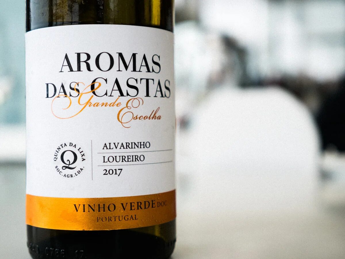 Вино верде красное сухое. Красное и белое вино vinho verde. Верде в красно белом. Вино виньо верде белое португалия. Верде в красно белом.