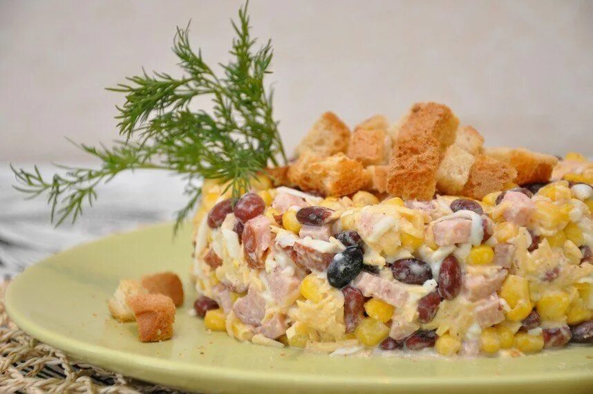 Салат фасоль с сухариками и кукурузой чесноком. Салат с фасолью и сухариками с чесноком. салат с фасолью и сухариками и курицей и сыром. салат с фасолью и сухариками и кукурузой и сыром. салат с сухариками на праздничный стол.