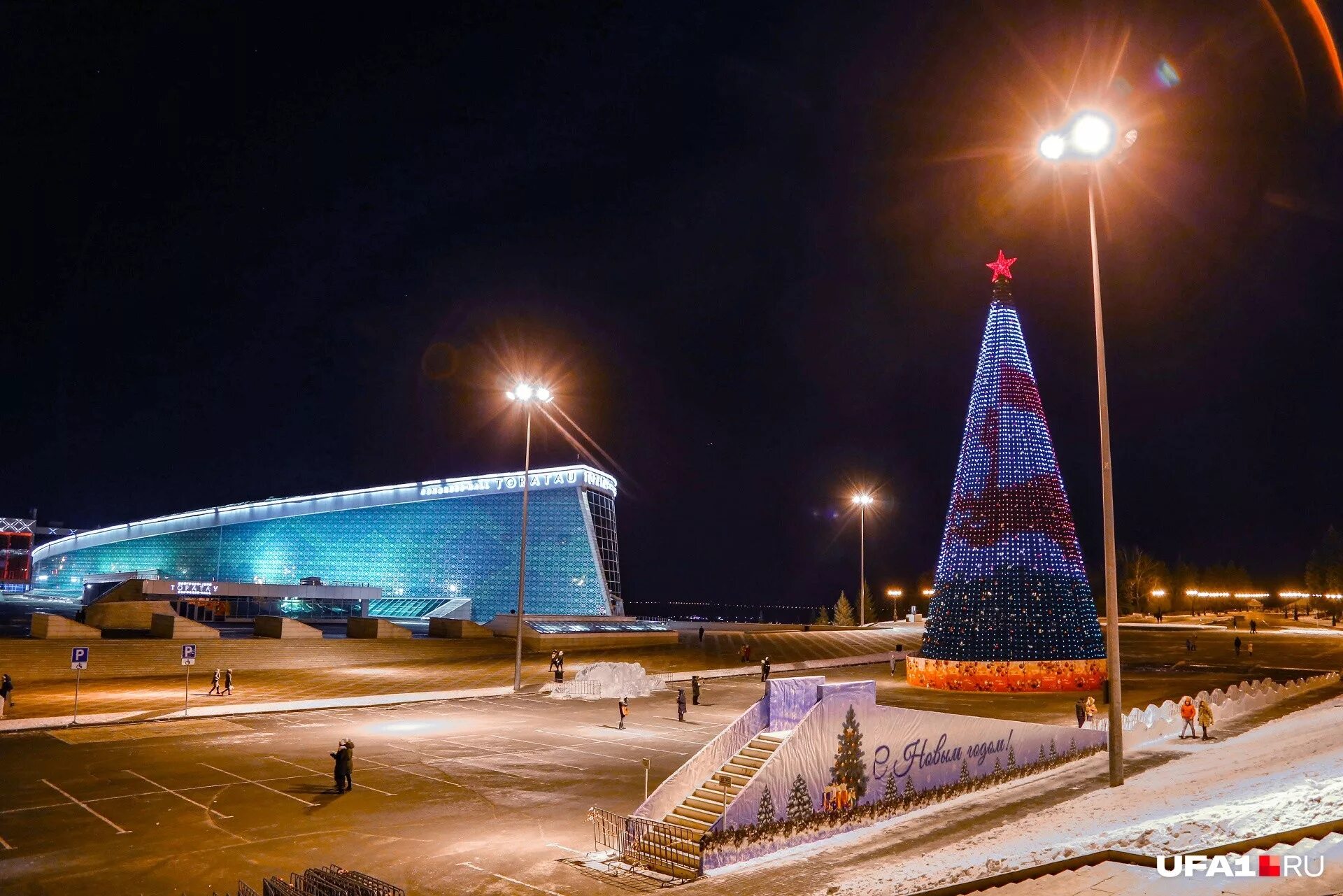 Елка на улице. Конгресс холл уфа ночью. Новогодняя елка. Городская елка уфа 2022. Конгресс холл елка 2023.