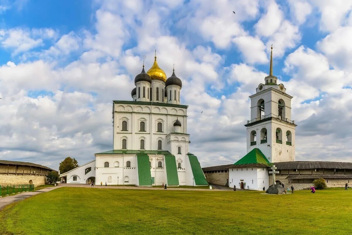 Экскурсионный псков. Псков Изборск Печоры Пушкинские горы. Хлебный Хутор Псков. Автобусные экскурсии Псков. Малиновый Хутор Псков.