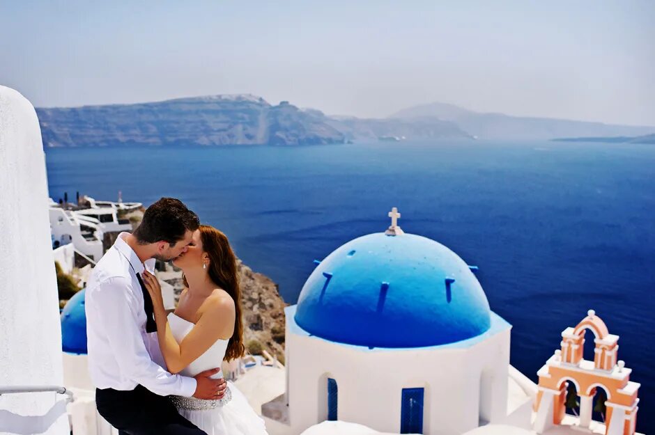 Греческое пара. Санторини. Санторини Греция свадьба. Греция Санторини пара. Путешествие в Грецию.