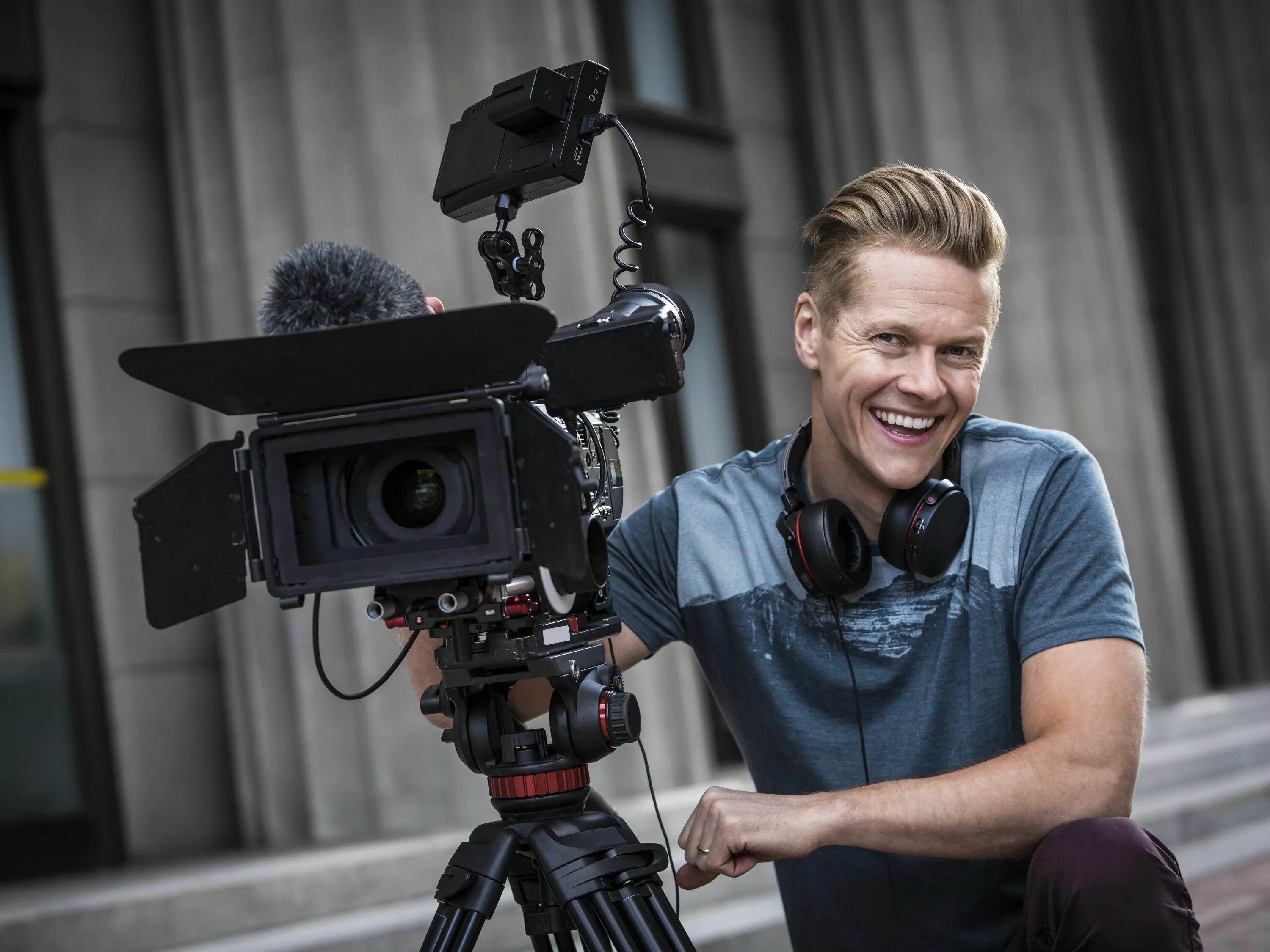 Камерамэн титан. Человек с камерой. Человек с камерой на голове. Человек с видеокамерой. Камерамэн титан.