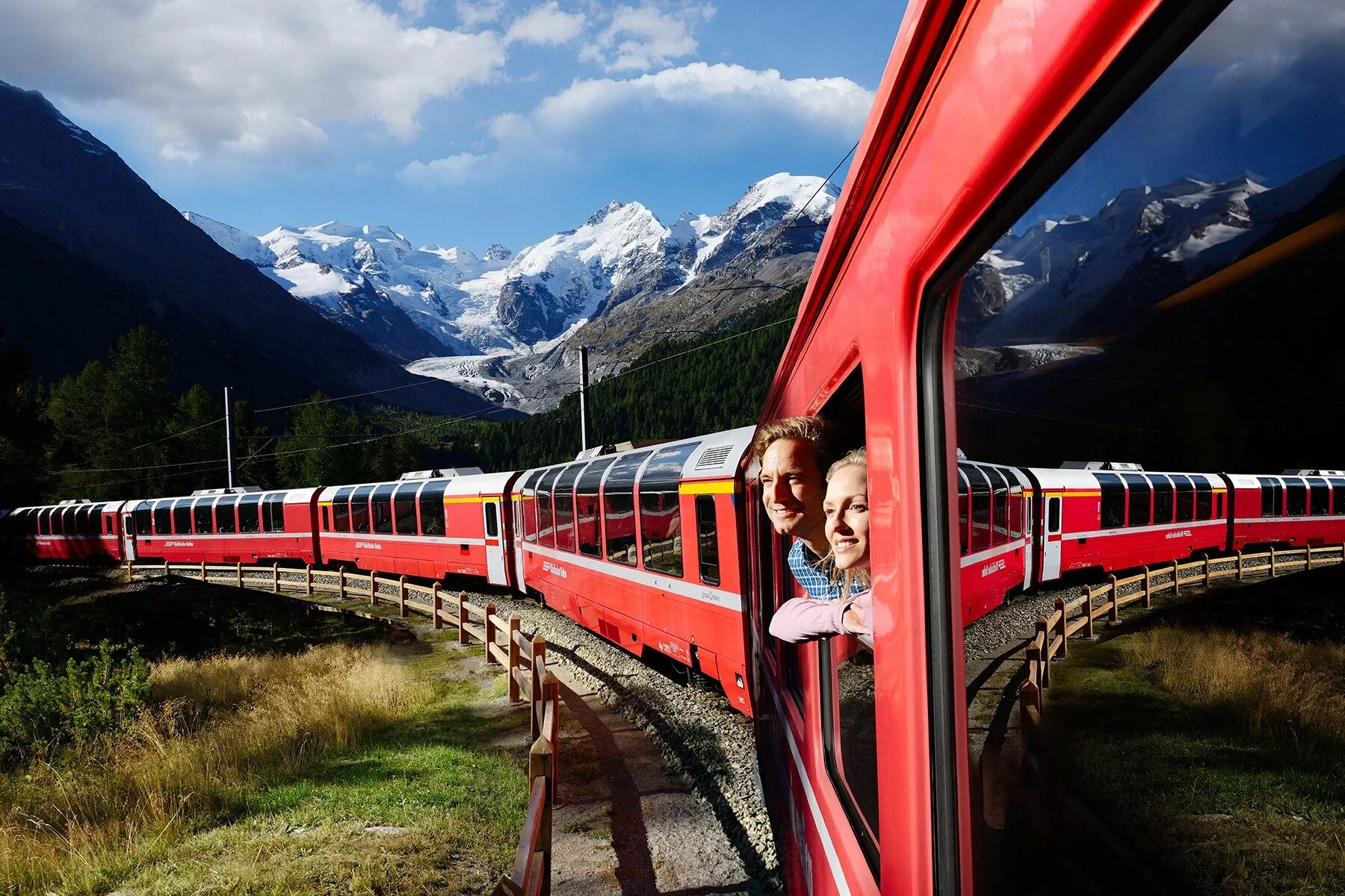 Берлинская железная дорога в Швейцарии. Путешествие на поезде. Туристический поезд. Красный поезд. Путешествие на поезде на английском