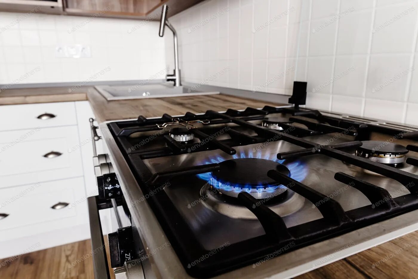Вставка газовой плиты. Газовая конфорка. кухня с газовой плитой. газовая плита. газовая плита в столешнице.