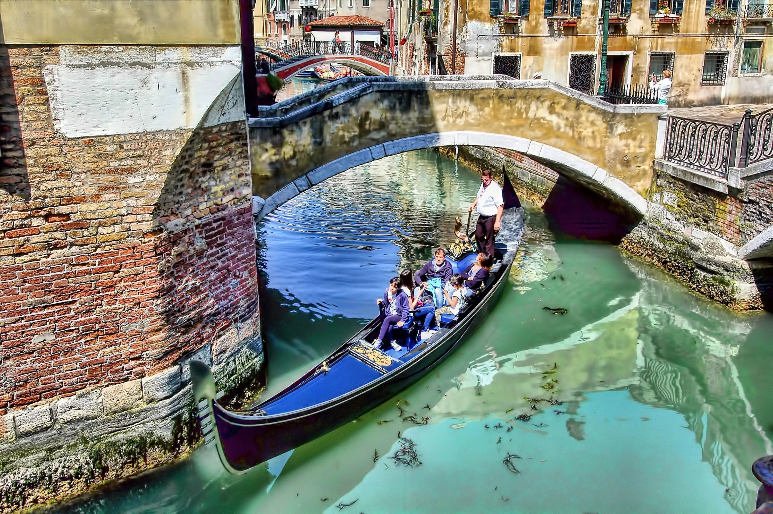 Венеция. Гондолы. Венеция гондолы мост. Венеция гондолы и гондольеры. Венеция каналы гондолы.