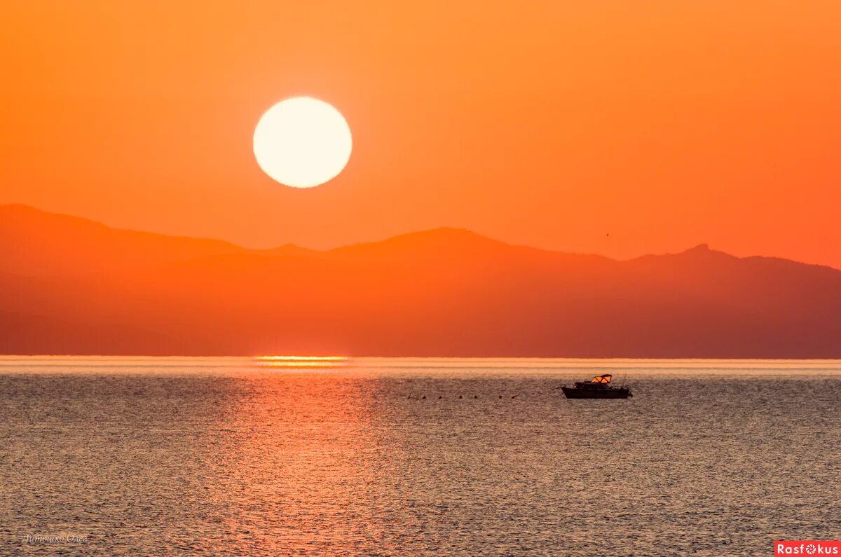 солнце на горизонте. макан солнце в заход. на восходе солнца. рассвет на море. на восходе солнца.