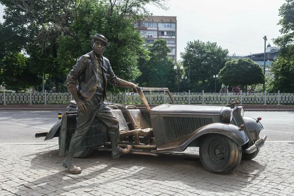 Памятник юрию никулину на цветном бульваре. Памятник юрию никулину в москве на новодевичьем. Цирк на цветном бульваре памятник никулину. Памятник никулину в москве. Памятник никулину на цветном бульваре в москве.