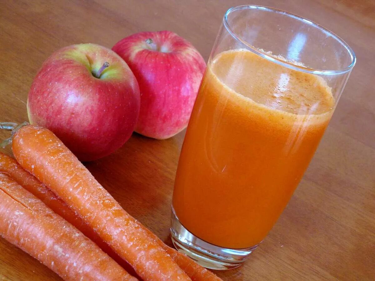 Можно ли сделать сок. Яблочно морковный Фреш. Морковно яблочный сок. Свежевыжатый сок из яблок. Сок яблоко морковь.