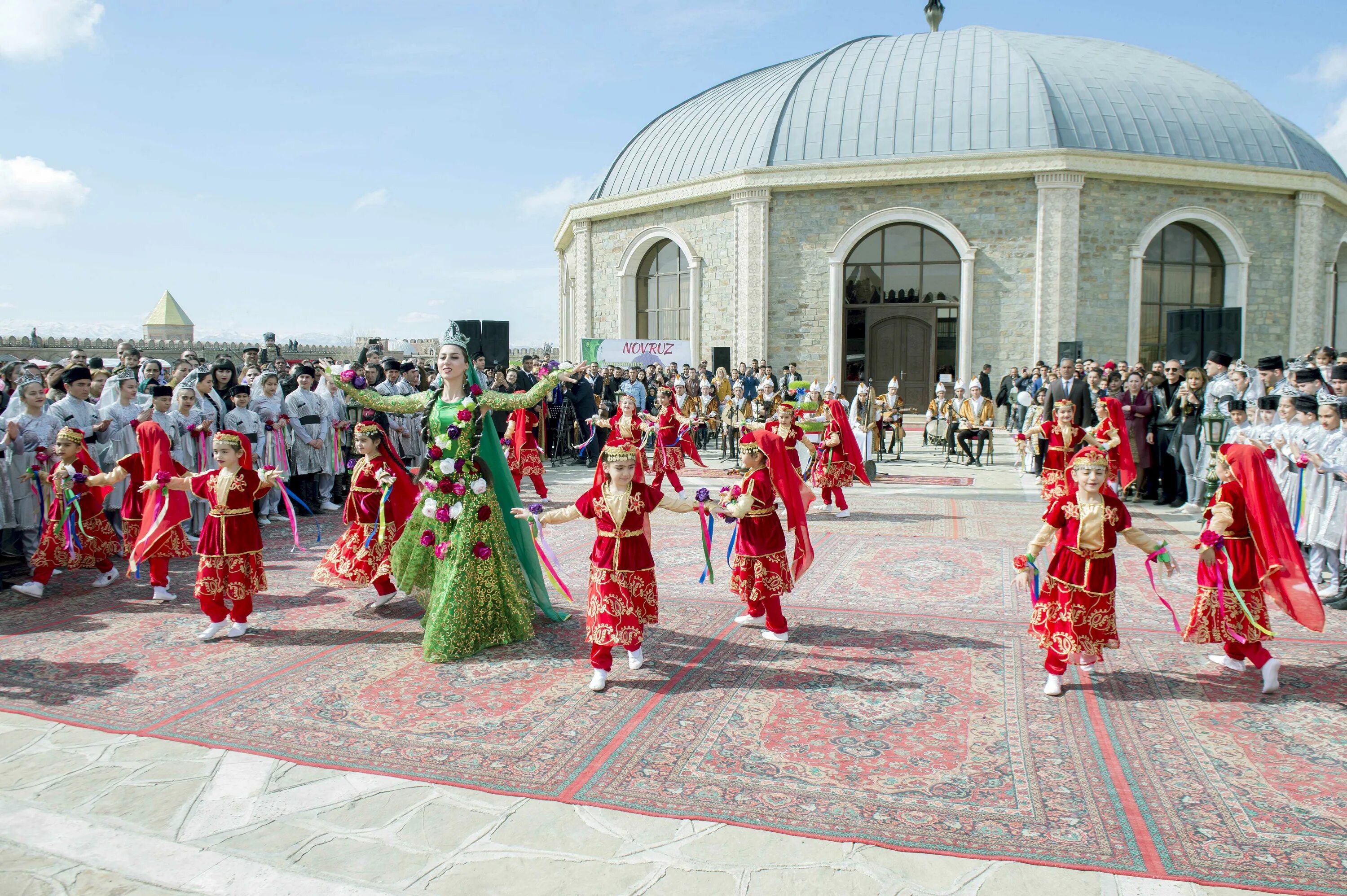 Навруз фото картинки. Новруз в Азербайджане. Новруз байрам Азербайджан традиции. С праздником Новруз байрам на азербайджанском. Праздник Навруз байрам в Азербайджане.