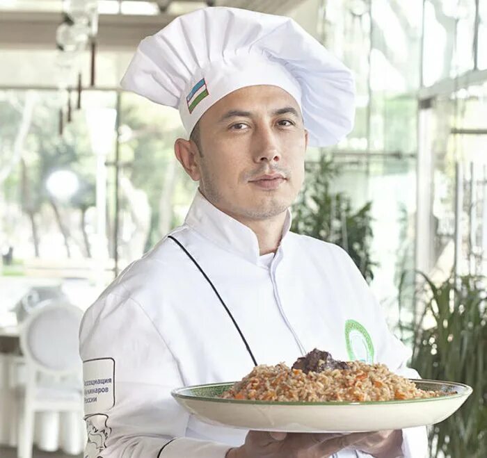 Повар узбекской кухни работа. Ошпаз расми. узбекский повар. повар с пловом. повар восточной кухни.