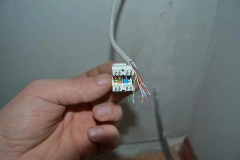 Интернет розетка 8 жил. Обжать розетку rj45. Розетка rj45 индикатор воткнутого кабеля. Розетка Viko rj45. Расключение интернет розетки по цветам 4 жилы.