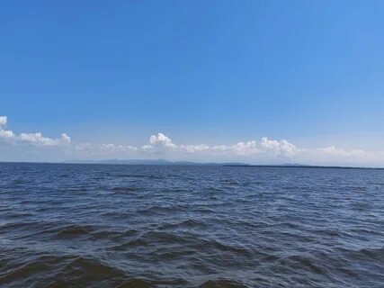 Внизу море
