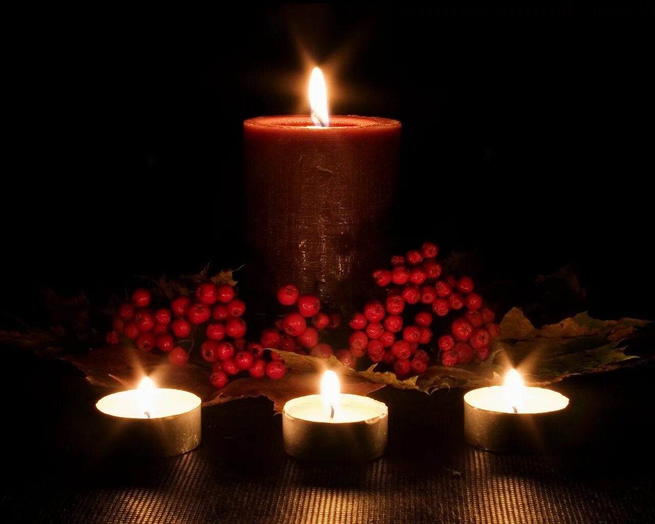 Красивая горящие свеча. Красивые свечи. Поминальная свеча. Траурная свеча. Горящая свеча.