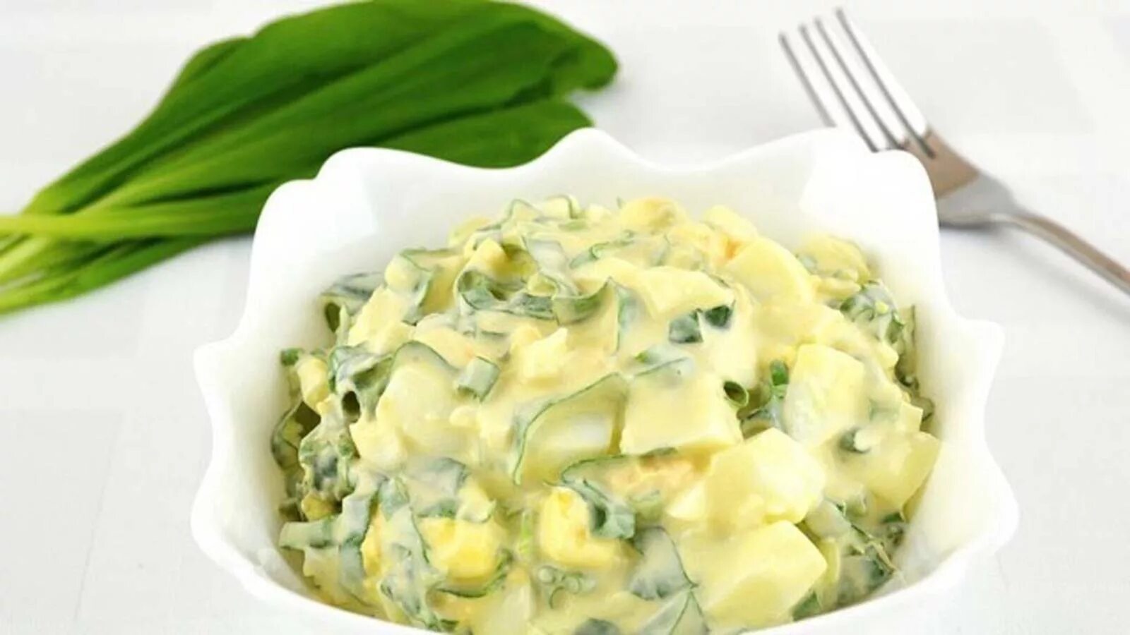 Черемша салатная. Салат из черемши с яйцом. Черемша приготовленная. Салат из черемши с яйцом и майонезом. Салат с черемшой и яйцами.