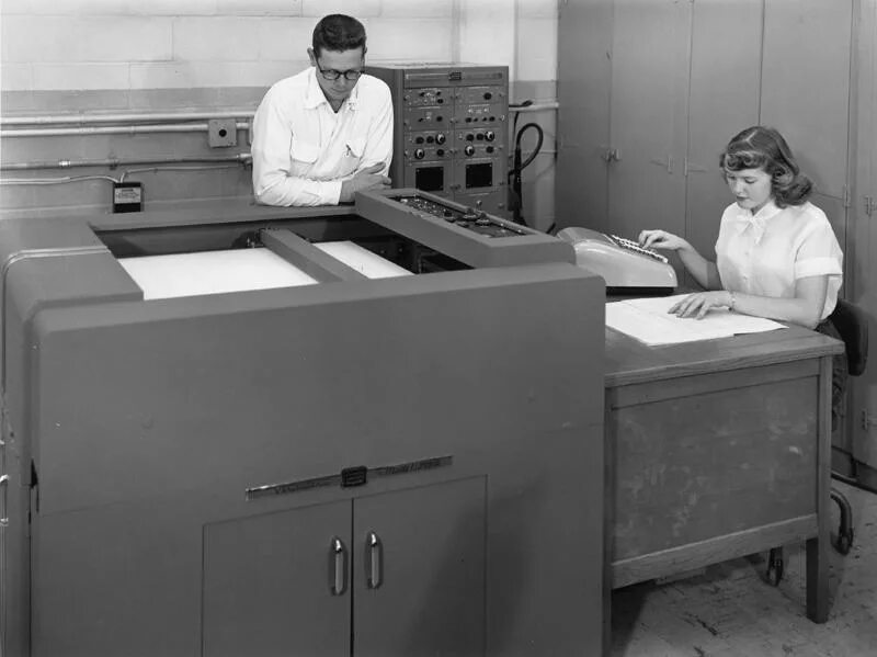Первый принтер. Первый принтер uniprinter. самый старый принтер. первый графопостроитель. графопостроители эвм.