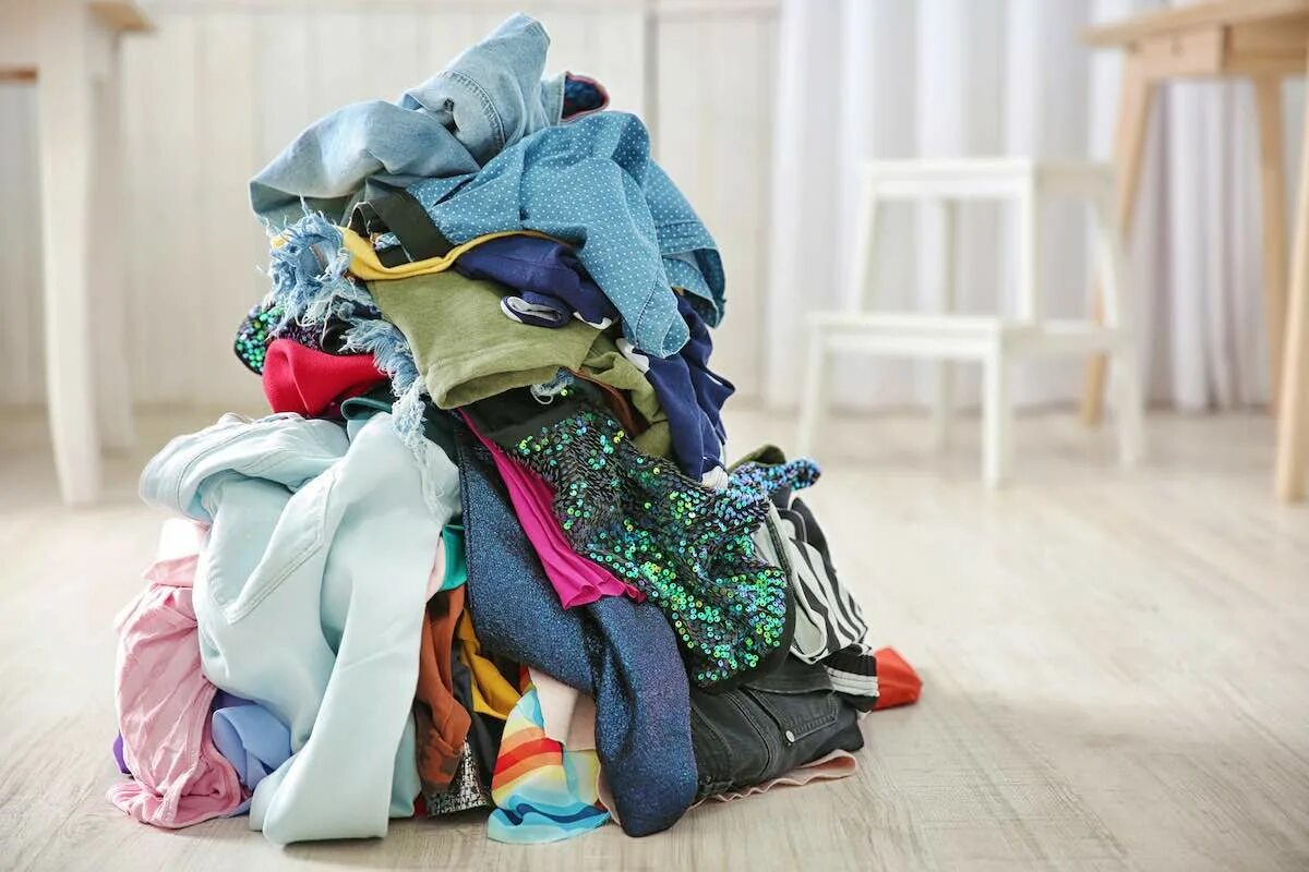Одежда валяется. Разбросанная одежда на полу. Женская одежда на полу. Разбросанные вещи на полу. Одежда валяется на полу.