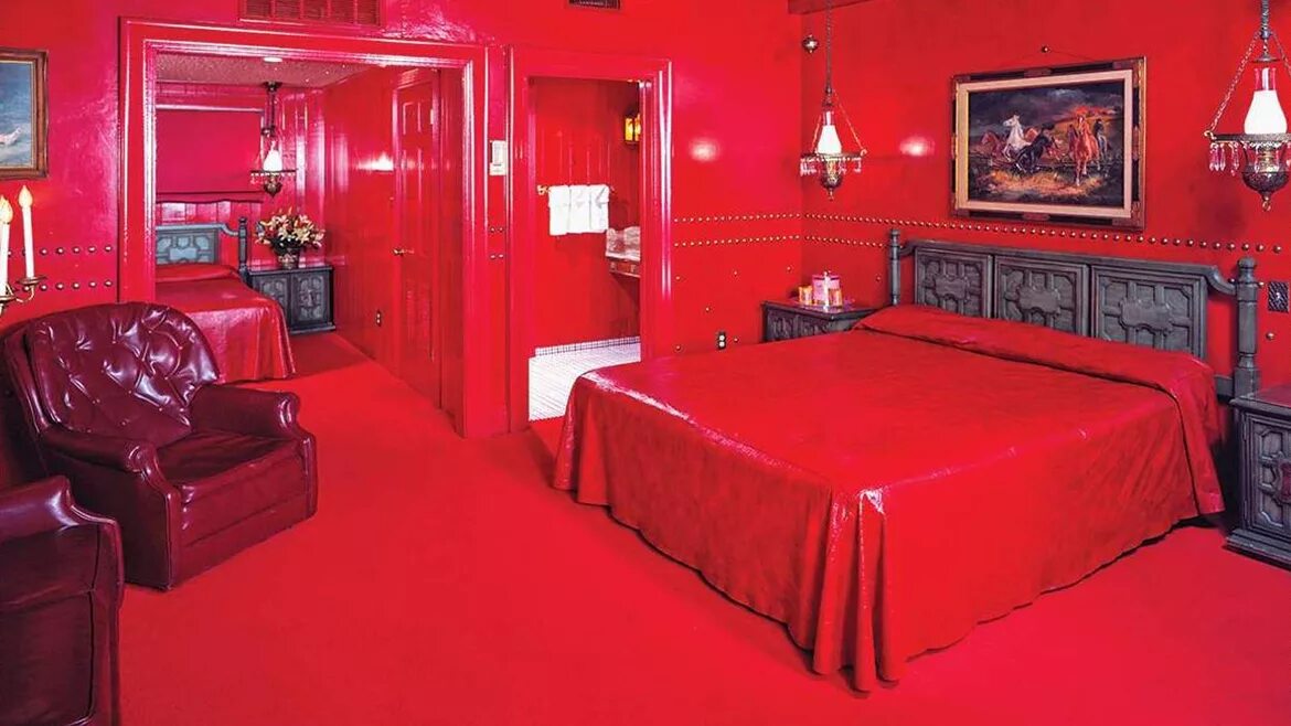 комната с красной подсветкой. красно черная спальня. Red room me. красная бархатная комната. красный занавес твин пикс.