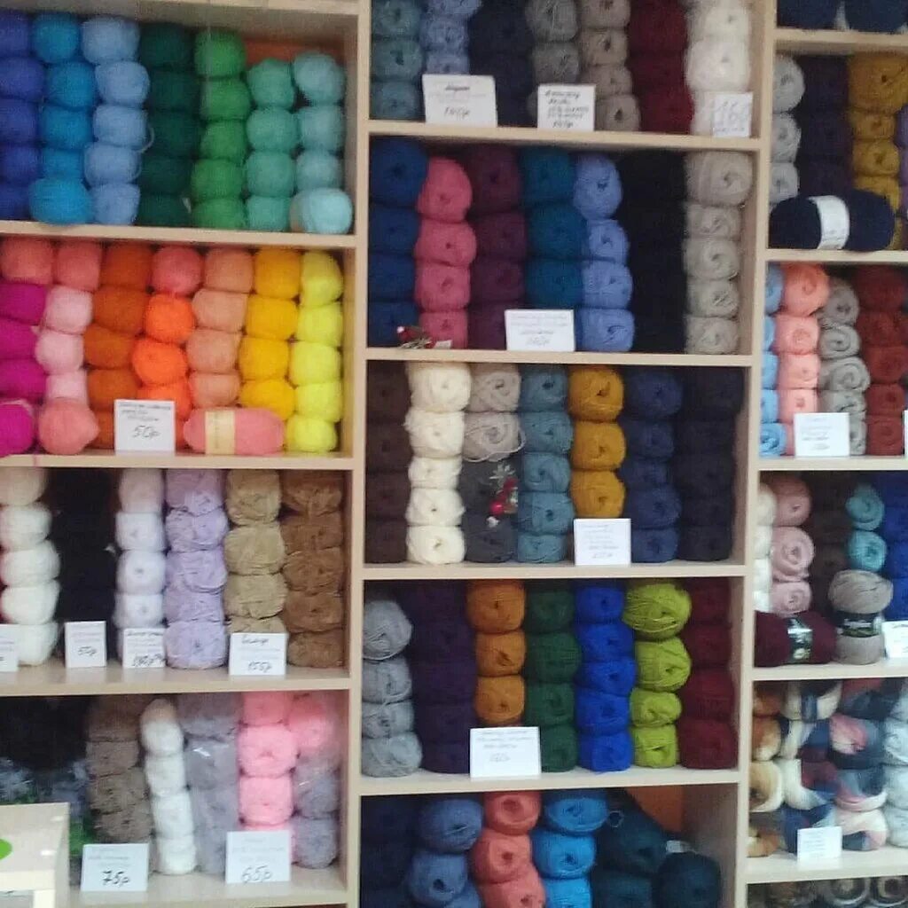 пряжа фурнитура магазин. магазин пряжи в спб. раскладка пряжи в магазине фурнитура. магазины пряжи по низкими ценами. оптовый магазин пряжи в москве.