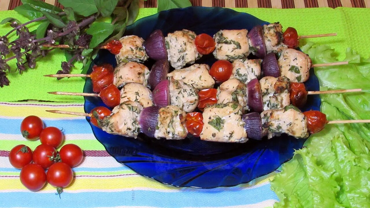 Свинина в духовке шашлык с овощами. Шашлык куриный. шашлык на шпажках на ужин. ужин шашлык из куриной грудки на шпажках. шашлык на шпажке с красным луком.