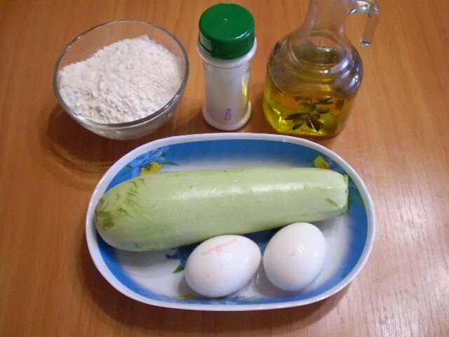 Кабачки мука соль. Кабачки мука соль. Кабачки мука соль. Кабачок поваренок. Оладьи из кабачков ингредиенты.