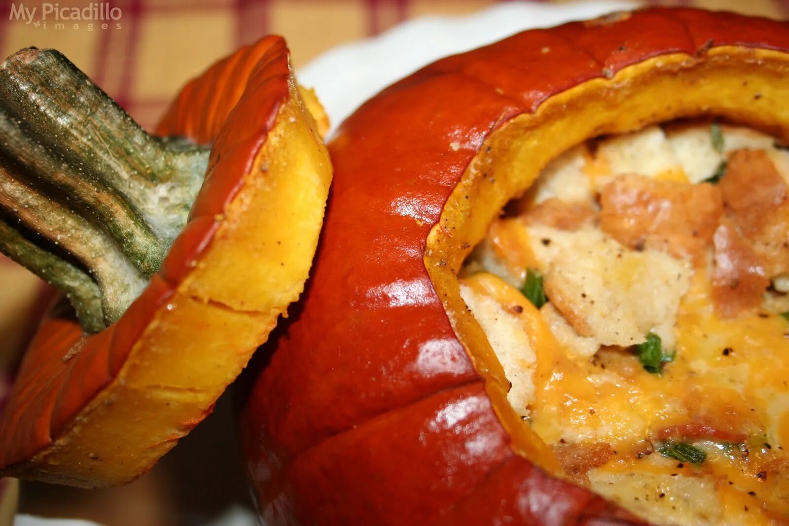 Мясо тыквой кабачками. Тыква фаршированная курицей. тыква фаршированная мясом и овощами. фаршированная тыква в духовке с курицей. тыква фаршированная в духовке с мясом.