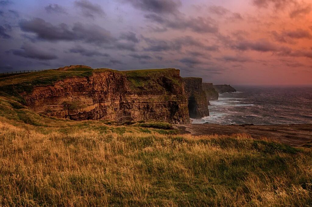 Клиф какого. Cliffs of Moher Ирландия. Клиффы в Ирландии. Северная Ирландия утёсы мoxеp. Коннемара Ирландия обрыв.