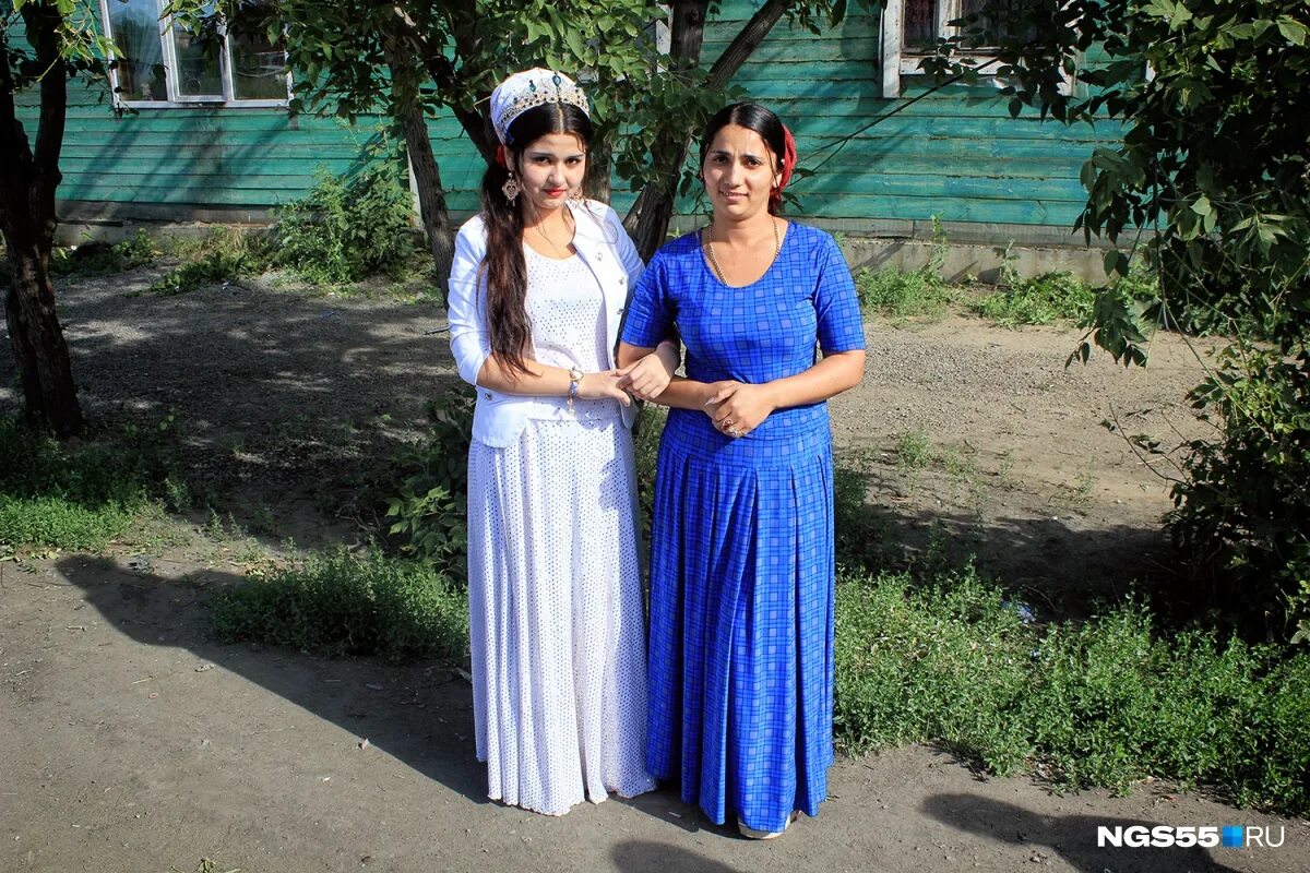 Цыгане омск. Король цыган омск. Цыганский ансамбль «сингарэлла». Цыганский ансамбль осенняя роса состав исполнителей. Цыганки омск.