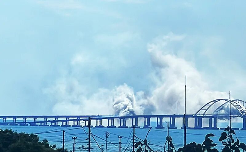 Атака на крымский мост сегодня видео. Атака на Крымский мост. Атака на Крымский мост 2023. Крымский мост дым. Атака на Крымский мост сегодня.