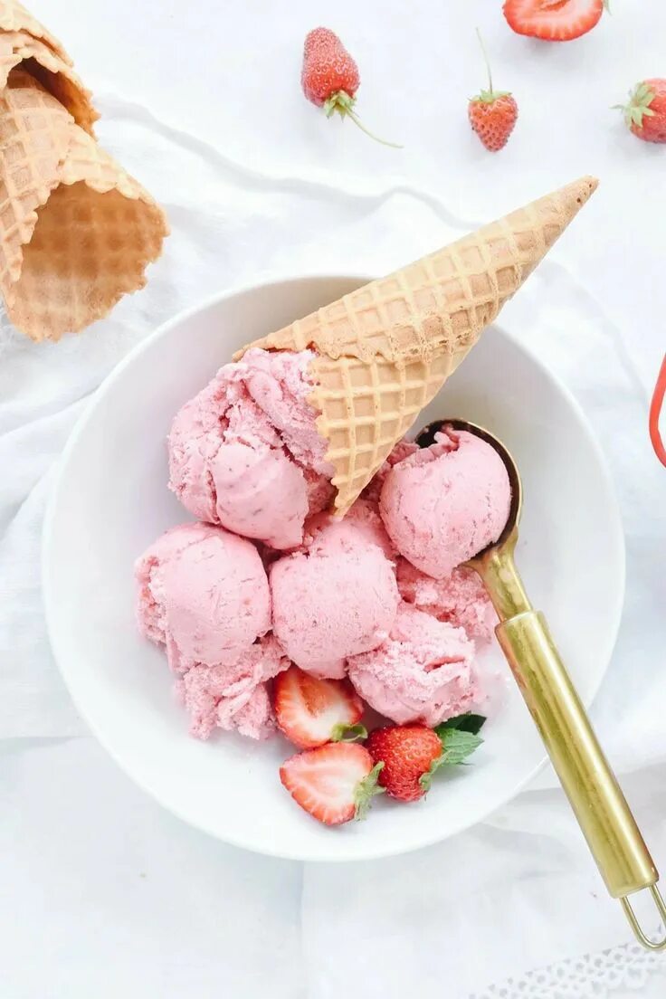 Мороженка на двоих. Мороженое. Мороженое Strawberry. Полезное мороженое. Мороженое на двоих.