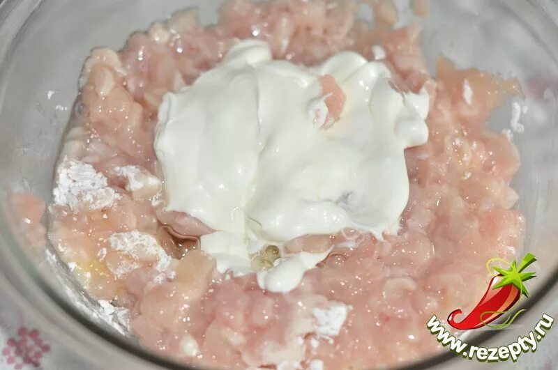 Если добавить фарш капусту. Можно добавить в фарш майонез. Приготовление фарша с яйцом. Фарш из судака и толстолоба. Куриный фарш шариками с яйцом.