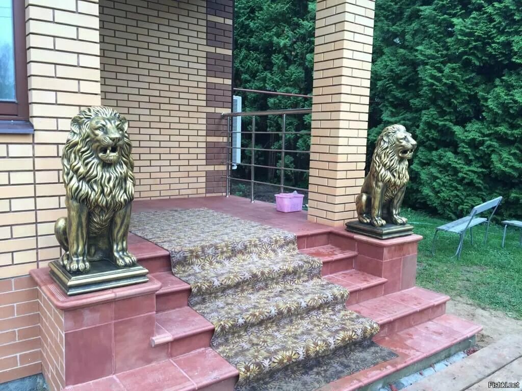 Крыльцо веселое