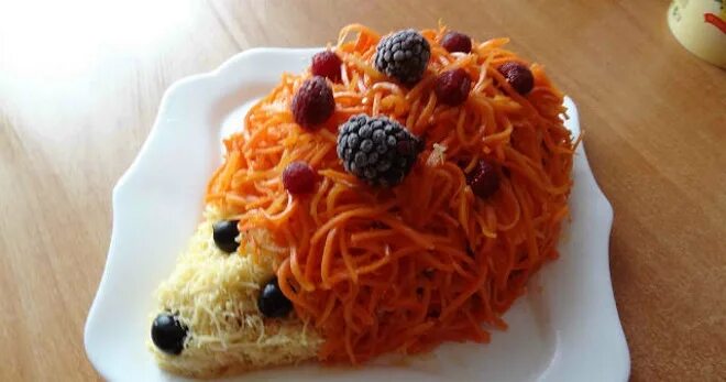 Салат ежик с корейской морковкой и курицей. Салат ежик. салат ёжик с копченой курицей и корейской. салат ёжик с корейской морковкой и курицей. салат ёжик с корейской морковкой.